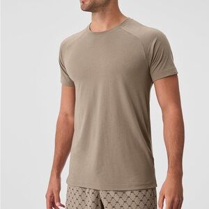 ALO Triumph Raglan Tee in size large